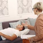 homem sentado no consultorio do psicologo e falando sobre problemas