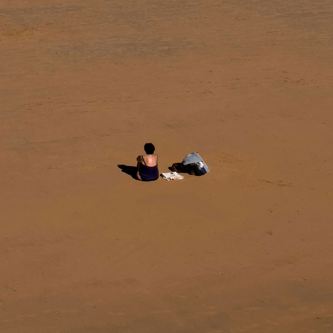 Pessoa sozinha no deserto em busca de pertencimento