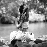 Pessoa em momento de contemplação, em busca do “estar ciente”.