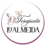 Terapeuta Lu Almeida. Logotipo em fundo branco, contornado por círculo fino em tom degradê roxo. No centro, elementos delicados em linhas finas. À esquerda, hélice de DNA estilizada em tons de rosa e lilás, com pequenos pontos ao redor. Acima, desenho de borboleta em linhas suaves. Ao centro e à direita, texto “Terapeuta” em fonte cursiva elegante. Abaixo, nome “LU ALMEIDA” em letras maiúsculas pretas, fonte forte e destacada.