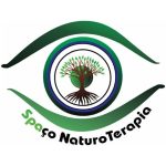 O logotipo do "Spaço NaturoTerapia" é um emblema que combina elementos visuais de um olho e uma árvore, utilizando predominantemente tons de verde e azul. Formato e Estrutura: O design principal é estilizado para parecer um olho humano. A pálpebra superior e inferior são representadas por formas curvas em tons de verde. Elemento Central: No centro, onde estaria a íris/pupila, há um círculo com uma árvore estilizada. A árvore tem um tronco marrom e raízes visíveis, com uma copa cheia de folhas verdes. Cores e Simbolismo: As cores verde e azul dominam o logotipo. O verde é um símbolo universal de cura, renovação, vitalidade e natureza, o que se alinha bem com o nome "NaturoTerapia". O azul adiciona uma sensação de calma e confiança. Abaixo do design do olho, o nome "Spaço NaturoTerapia" está escrito em uma fonte sans-serif preta e ligeiramente arqueada, seguindo a curva da pálpebra inferior.