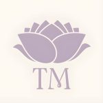 Logo terapia de florais Thaís Meinen, imagem com fundo claro em tom bege. No centro, há um símbolo estilizado de flor de lótus na cor lilás suave, com pétalas simétricas e linhas delicadas. A flor transmite sensação de equilíbrio, calma e espiritualidade. Abaixo do símbolo, aparecem as letras “TM”, em fonte serifada, também na cor lilás, centralizadas e harmonizadas com o desenho da flor