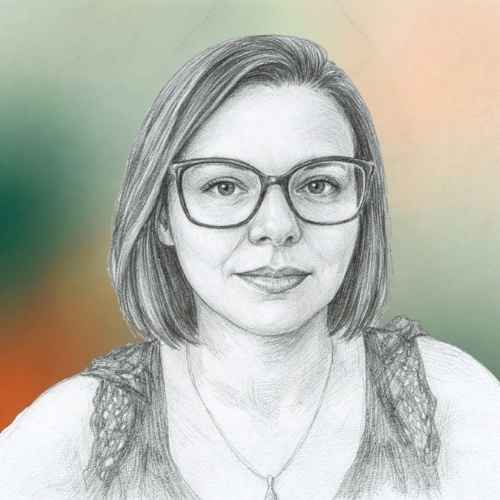 Desenho em lápis de uma mulher adulta com cabelos curtos e lisos, usando óculos de armação escura. Ela tem expressão suave, com leve sorriso, e olha de frente. Usa um colar delicado e roupa com detalhes rendados. O fundo é suave, em tons de verde e laranja, contrastando com o desenho em preto e branco.