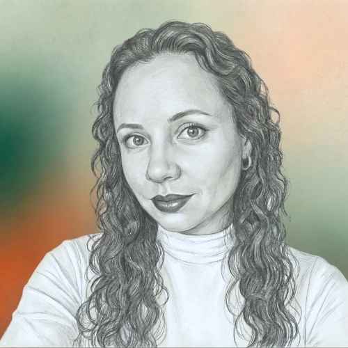 Desenho realista em preto e branco de uma mulher com cabelos longos e cacheados, olhando de frente, com leve expressão sorridente. Usa blusa de gola alta e brinco de argola. O fundo tem tons suaves de verde e laranja, destacando o retrato detalhado.