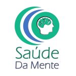 Logotipo terapeuta Roger Reis é da marca “Saúde Da Mente” e possui um símbolo gráfico acima do texto. Símbolo gráfico: Um crescente estilizado em tons de verde e azul envolve parcialmente um círculo verde menor. Dentro do círculo, há a silhueta branca de uma cabeça humana voltada para a direita. No interior da área do cérebro da silhueta, existem três pontos de interrogação brancos, representando questionamentos ou curiosidade mental. Abaixo do símbolo, o nome “Saúde Da Mente” aparece em duas linhas: a palavra “Saúde” em verde e “Da Mente” em tom roxo/azul.