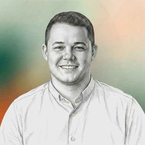 Retrato em estilo esboço de um homem com cabelo curto e escuro, penteado para trás, sorrindo e olhando diretamente à frente. Ele veste uma camisa social clara com botões. O desenho apresenta traços finos e sombreamento suave, enquanto o fundo em degradê, nos tons de verde e laranja, cria um contraste harmonioso.