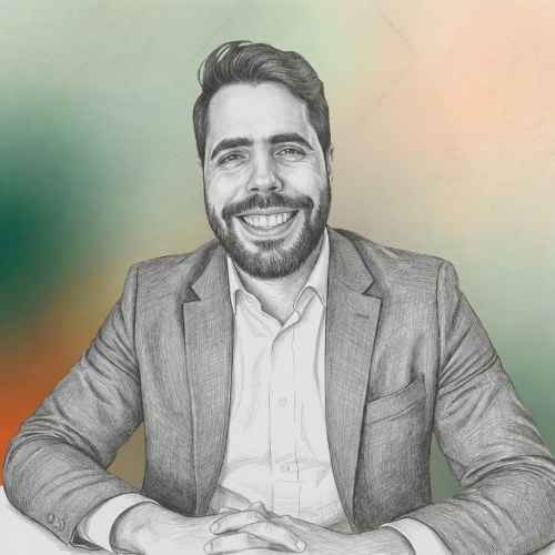 Retrato em estilo esboço, em preto e branco, de um homem com cabelo curto e barba bem cuidada, exibindo um sorriso amigável. Ele veste um paletó claro sobre uma camisa branca e está sentado, com as mãos cruzadas apoiadas à frente. Ao fundo, um degradê suave em tons de verde e laranja cria um contraste delicado com o desenho.