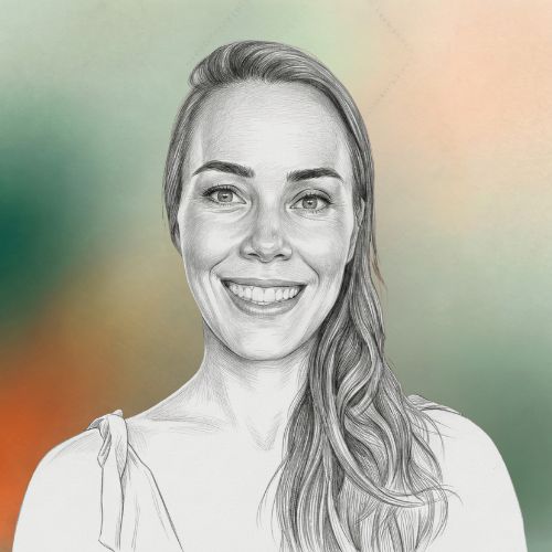 Desenho em preto e branco, estilo esboço a lápis, do rosto de uma mulher sorrindo. Ela tem cabelos longos e ondulados, que caem sobre o ombro esquerdo. O fundo é suave, com um gradiente de cores que varia entre verde, laranja e tons neutros.