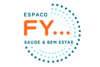O logotipo do Espaço FY representa um centro de terapias integrativas e bem-estar. No centro, aparecem as letras “FY” em destaque, grandes e na cor laranja vibrante, com bordas levemente arredondadas. Acima, está a palavra “ESPAÇO” em letras menores, na cor azul-petróleo. Abaixo, está a frase “SAUDE & BEM ESTAR”, também em azul-petróleo, funcionando como subtítulo. À direita das letras “FY”, há três pontos circulares laranja alinhados horizontalmente, sugerindo conexão e continuidade. Ao redor do logotipo, existe um grafismo em formato parcial de círculo, composto por vários pontos em tons de azul e verde-água, criando uma moldura em “C” invertido que transmite movimento, harmonia e equilíbrio.